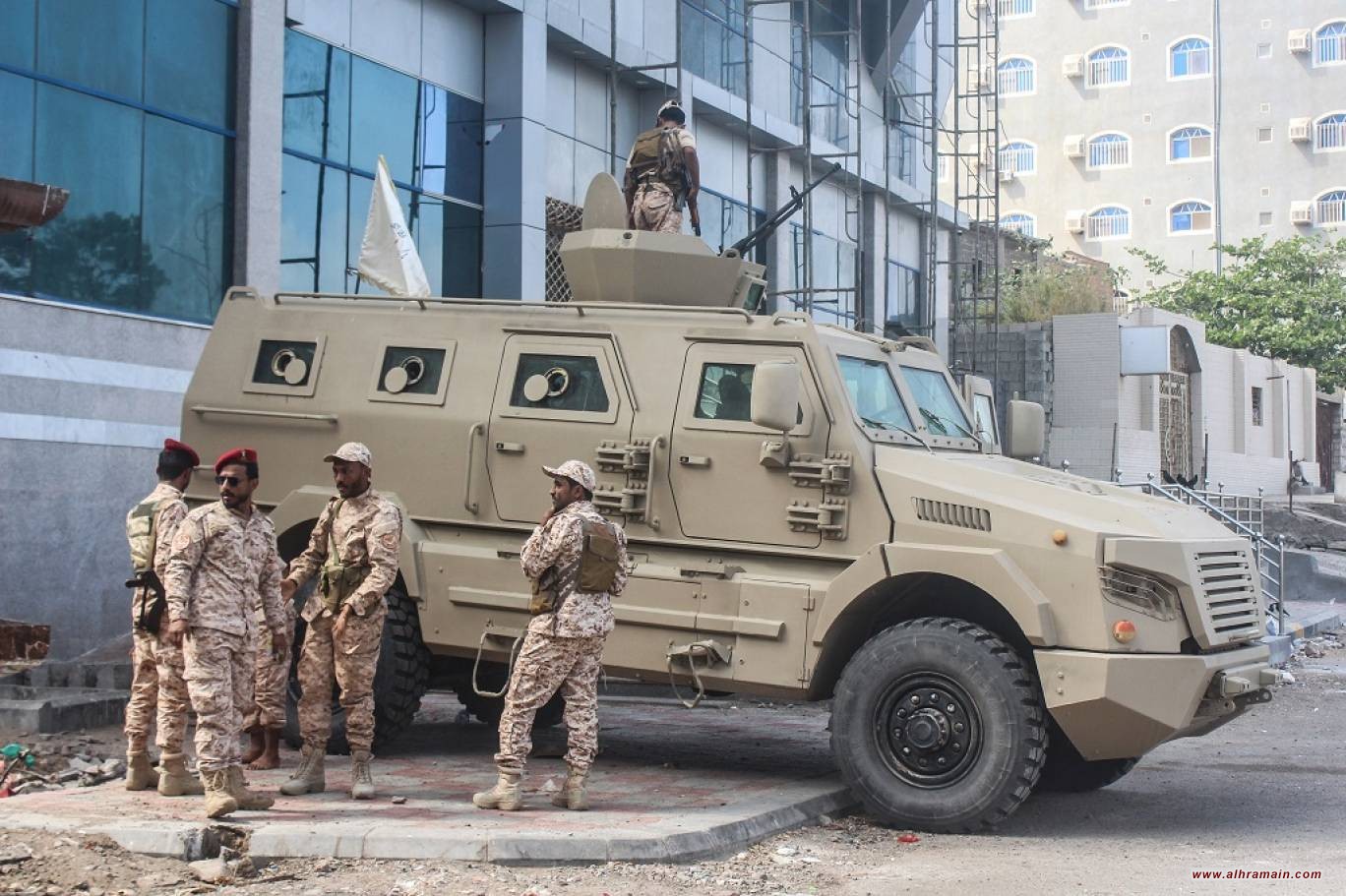 عدن تحت قبضة &ldquo;الدروع&rdquo; و&rdquo;العمالقة&rdquo;: السعودية تواصل حربها على &ldquo;الانتقالي&rdquo; وتغلق مقراته بقوة السلاح