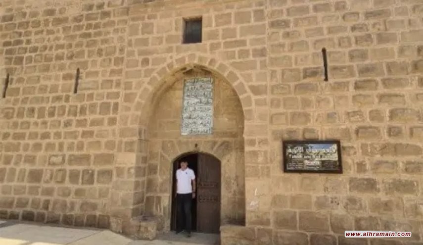 صهيوني يدنس العين التي شرب منها الرسول ص