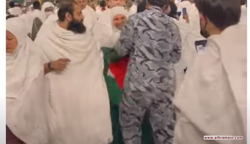 الأمن السعودي يمنع معتمرة من رفع العلم الفلسطيني عند الكعبة المشرفة