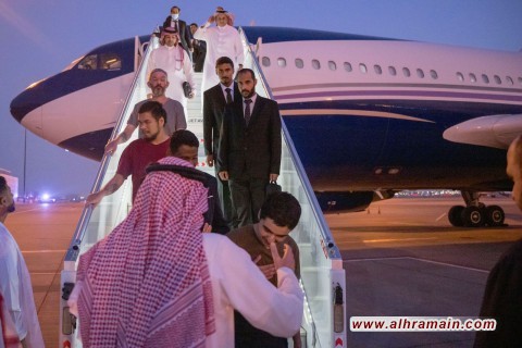 وكالة سعودية تنشر أول فيديو لـ10أسرى أجانب كانوا في روسيا أفرج عنهم بوساطة بن سلمان.. ومن بينهم المغربي سعدون