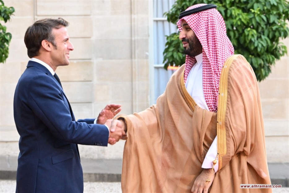 رغم الانتقادات.. ماكرون يصافح ولي العهد السعودي &laquo;بحرارة&raquo;