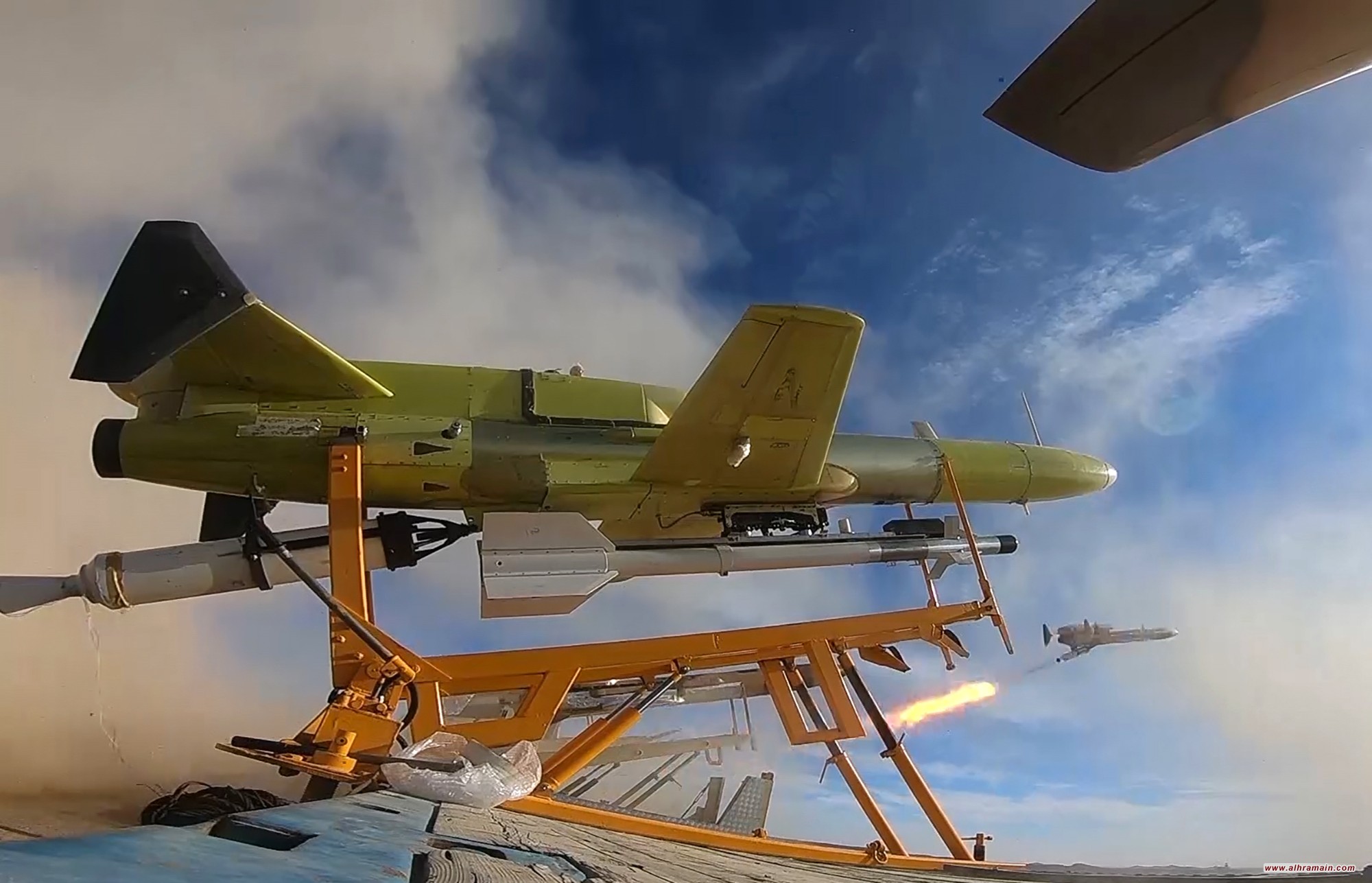 الحوثيون: أطلقنا دفعة كبيرة من الطائرات المسيرة على أهداف بالعمق الإسرائيلي