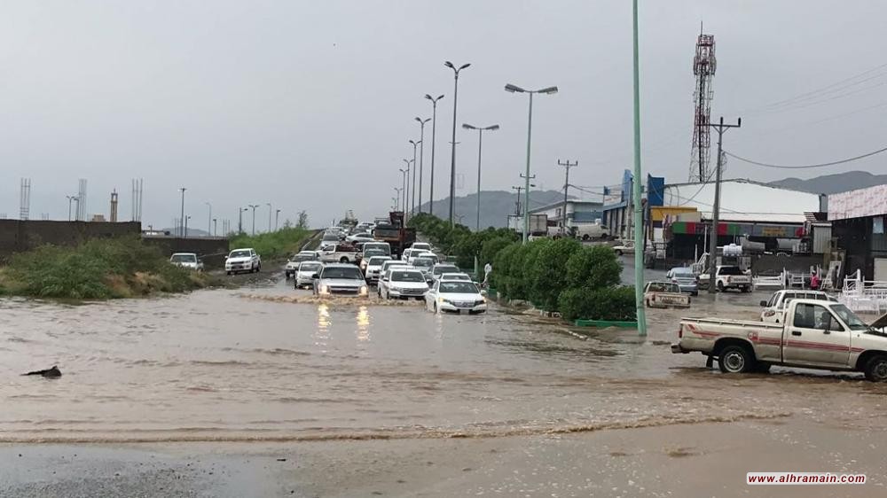 السيول تُغرق شوارع محايل عسير وتجرف السيارات