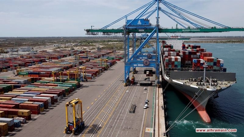 عمال موانئ إيطاليون يعترضون سفينة سعودية تحمل أسلحة لتل أبيب