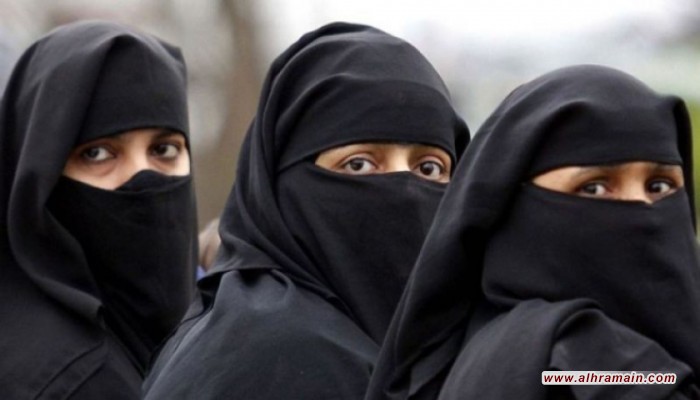 إسقاط العباءة.. وسم جديد يقسم السعوديين