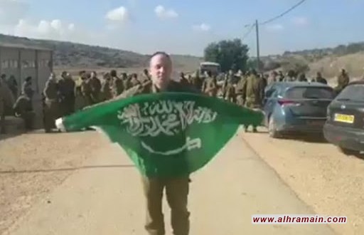 ضابط صهيوني رافعاً علم السعودية: أتمنى زيارة المملكة قريباً