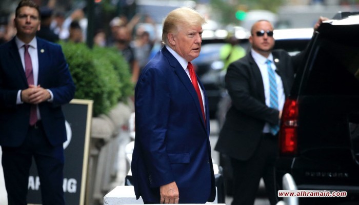 بعد مداهمة مقره.. نيوزويك: شكوك حول نقل ترامب وثائق نووية سرية للسعودية