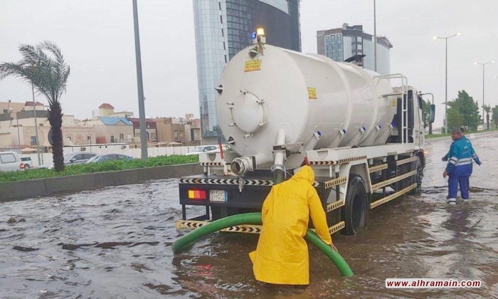أمطار جدة.. تحذيرات متوالية واستمرار تعليق الدراسة