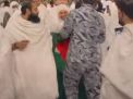 الأمن السعودي يمنع معتمرة من رفع العلم الفلسطيني عند الكعبة المشرفة